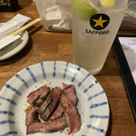 Sutando Roki - オーガニックレモンサワー380円、ローストビーフの切れはし280円