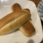 スタンド ローキー - 軽く焼いたパン100円。ローストビーフにもよだれ鶏のタレにも合う。
