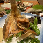 呉竹鮨 - カレイの唐揚げ（食べかけ）。骨までぽりぽり！