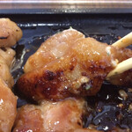 わ楽 - 皮目の焦げたとこが、これまた美味！