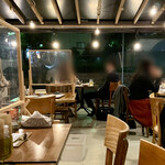 Sumiyaki Wain Sakaba Sante - 焼き台を囲むカウンター席の他、テーブル席・解放感のあるテラス席も