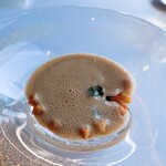 シグネチャー - ⚫温かい前菜
            「フォアグラのスープ アモンティラードの香り 胡桃 根セロリとシードルのジュレ」
