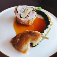 シグネチャー - ⚫肉料理 
                     「鶉とフォアグラのクレピネットとそのジュ サボイキャベツのシャルトリューズ ポムピュレ」 