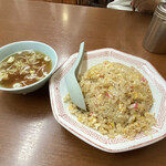 叶や - 2021年11月。チャーハンにはスープ付き。