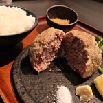 Juntajima Ushi Mikata Pawa-Do Bai Gorio - 純但馬牛100％絹ごし大とろハンバーグ　断面