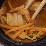 洋食Mogu - お味噌汁の具材　もやし、白菜、人参、お揚げ
結構煮られてて味も濃い