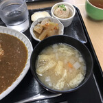 産直食堂 おっちも - サラダ、みそ汁、小鉢が2個、お新香が付きます。