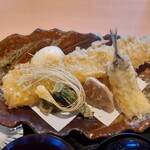 揚げたて天ぷら専門店 月のや - 穴子、蓮根、オクラ、白身魚、たまご、海苔、貝柱とイカのかき揚げ、素麺の天ぷら