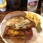 66 - バンズをどかすとTOPはフライドエッグが