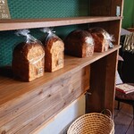 ルヴァン・ルパン・ルヴァン - 食パンの棚には大好きな黒糖パンのみ残ってました。