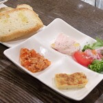 ＰＩＫＯＳＨＨＨＵ - フォカッチャ＆前菜４種
