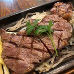 MEAT×WINE BISTRO DOMANNAKA - サーロインビーフステーキ150gをローストガーリックソース