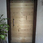 f - 扉を引いて店内へ