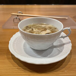 f - 焼き干し天然鮎出汁の金茸スープ