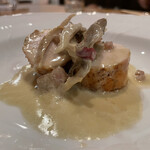 f - 比内地鶏ささみの首皮巻炭炙り、グアンチャーレと天然舞茸のクリームソース