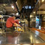 Hiroshima Okonomiyaki Teppanyaki Kurahashi - 私の分を作ってくれてます