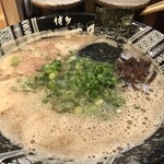 博多一双 博多駅東本店 - スープの表面はこんな感じ。かなり濃いみたいですが…。