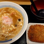 Dondon An - 蟹玉あんかけうどん(650円税込)、ほっけフライ(190円税込)