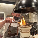 中津をにく - 厚切りタンを焼いている