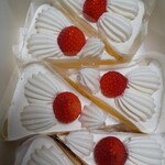 銀座コージーコーナー - 料理写真:イチゴの赤、クリームの白のバランス！