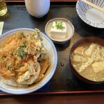 天富士 - 天丼にはみそ汁と冷ややっこが付く