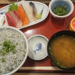 Tsukiji Shokudou Genchan - しらす丼 お刺身セット 1078円