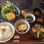 食事と図書 雨風食堂 - 