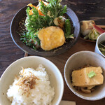 食事と図書 雨風食堂 - 