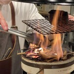 中津をにく - 赤身を炭と藁で香りをつける