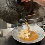 中津をにく - 高価な南部鉄器からカレーが注がれる