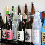 Nagomidokoro Shin - 日本酒・焼酎の品揃えが豊富なことも人気の秘密。常時約50種類。