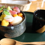 万平ホテル カフェテラス - 栗あんみつにはお茶が付いています