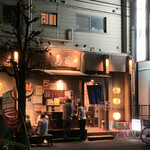 Yakitori Torizou - お店外観。外席2卓、テーブル席3卓、カウンター席。それほど広い店内では無いが、いつも満員御礼状態。