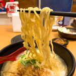 やきとり　鳥蔵 - 麺は細めの縮れ麺