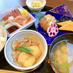 ぷち割烹 佐蔵 - 肉じゃが、焼魚