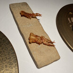 AZUR et MASA UEKI - ②の車海老の頭をプレスした物で殻の香ばしい香りとカリッと食感が良