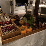 AZUR et MASA UEKI - 本日のコースに使用する食材全部を見せてくれました