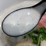 麺～leads～なかの - 撹拌機で泡立てたクリーミーなスープ