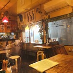 カフェバリチャンプル - こじんまりした店内。