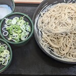 ゆで太郎 - 特もり680円
            普通の盛り蕎麦3枚分とのこと
            温泉玉子は無料クーポンでもらった