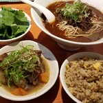 麺屋 六感堂 - 大人のラムブラック担々麺＋パクチー大人のラムブラック担々麺＋ラム煮込み＋ラムそぼろご飯