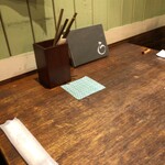 スパイスバル猫六 - テーブルの感じ　下に物入がある
