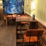 スパイスバル猫六 - 内観　左側にカウンター席があるで