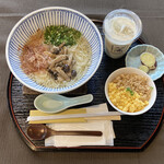 酒々井まがり家 - 四種類のきのこと薬味の温かいうどん 鶏そぼろ丼付き　１５４０円　(2021/10)