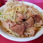 ラーメン二郎 - ブタを取り出して…と思ったら更に潜ってました(^^ゞ