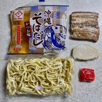 いちゃりば - 沖縄そば麵(生)・だしスープ・三枚肉・沖縄かまぼこ・紅生姜