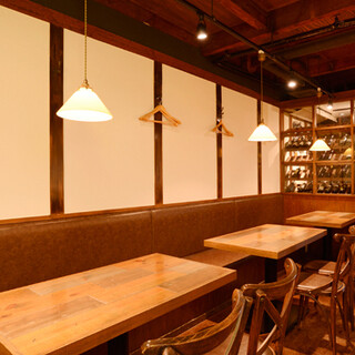 ２名様からご案内させていただきます。
                                          1階席と2階席があります。