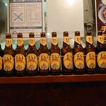 ターリー屋 - カウンターに並ぶ瓶ビール