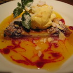 イタリアン レストラン ピンナピンナ - あたたかいチェリーパイ　マンゴーとオレンジのソース　バニラアイス添え