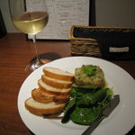 イタリアン レストラン ピンナピンナ - フォンタナディー・パパ（イタリア白ワイン）＆焼きなすのアンチョビソースバゲット添え